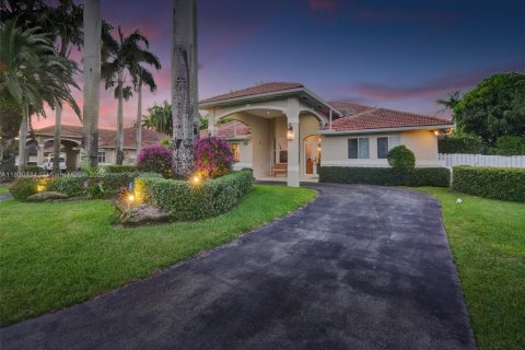 Дом в Майами, Флорида 4 спальни, 243.59м2 № 2022877