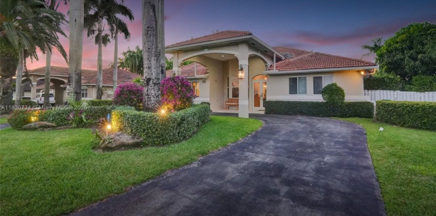 House in Miami, Florida 4 bedrooms, 243.59 sq.m. № 2022877