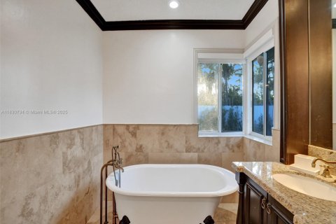 House in Miami, Florida 4 bedrooms, 243.59 sq.m. № 2022877 - photo 28