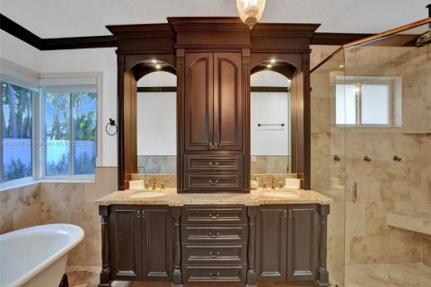 House in Miami, Florida 4 bedrooms, 243.59 sq.m. № 2022877 - photo 24