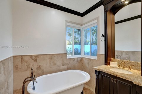 House in Miami, Florida 4 bedrooms, 243.59 sq.m. № 2022877 - photo 27