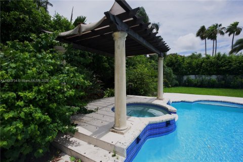 House in Miami, Florida 4 bedrooms, 243.59 sq.m. № 2022877 - photo 13