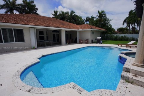 House in Miami, Florida 4 bedrooms, 243.59 sq.m. № 2022877 - photo 22