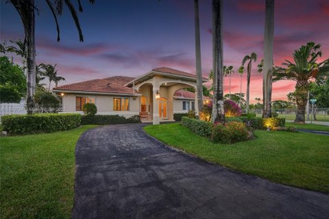 House in Miami, Florida 4 bedrooms, 243.59 sq.m. № 2022877 - photo 2