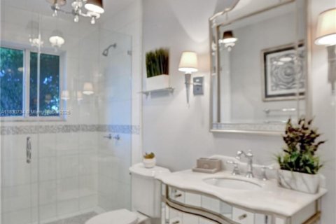 House in Miami, Florida 4 bedrooms, 243.59 sq.m. № 2022877 - photo 30