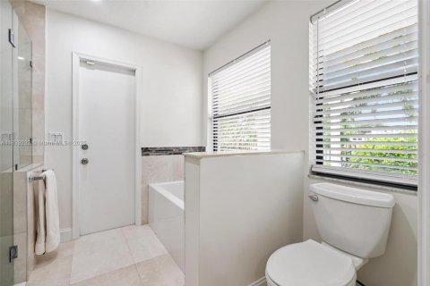 House in Boca Raton, Florida 3 bedrooms, 265.14 sq.m. № 1832301 - photo 8