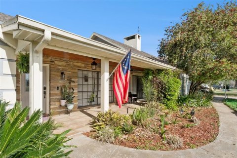 House in Eustis, Florida 3 bedrooms, 205.04 sq.m. № 2205755 - photo 4