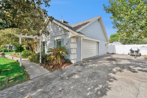 House in Eustis, Florida 3 bedrooms, 205.04 sq.m. № 2205755 - photo 11