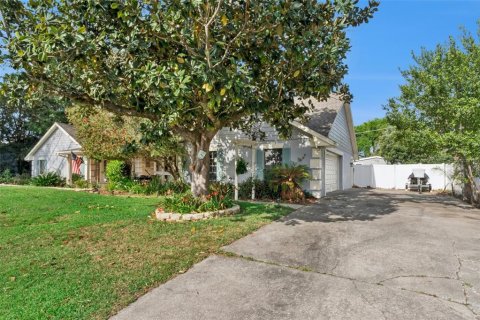 House in Eustis, Florida 3 bedrooms, 205.04 sq.m. № 2205755 - photo 3