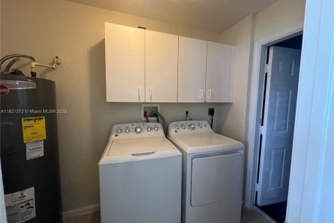 Townhouse in Miramar, Florida 3 bedrooms, 146.97 sq.m. № 1784079 - photo 6