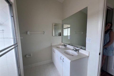 Townhouse in Miramar, Florida 3 bedrooms, 146.97 sq.m. № 1784079 - photo 12