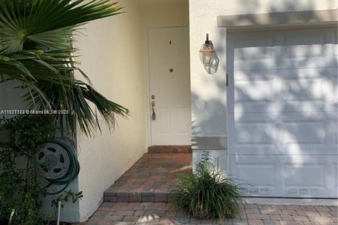 Townhouse in Miramar, Florida 3 bedrooms, 146.97 sq.m. № 1784079 - photo 2