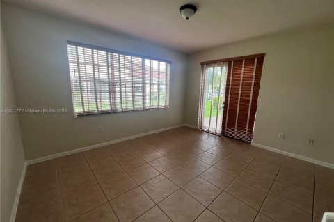 Townhouse in Miramar, Florida 3 bedrooms, 146.97 sq.m. № 1784079 - photo 3