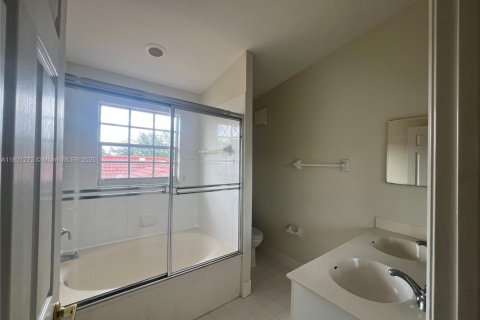 Townhouse in Miramar, Florida 3 bedrooms, 146.97 sq.m. № 1784079 - photo 13