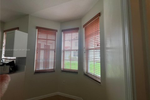 Townhouse in Miramar, Florida 3 bedrooms, 146.97 sq.m. № 1784079 - photo 4