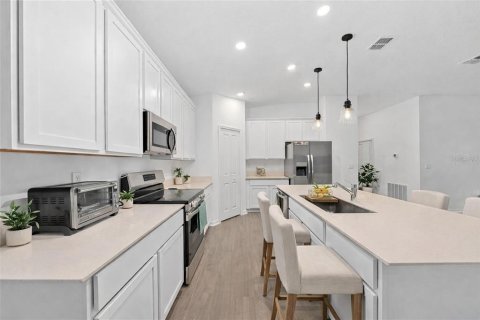 House in Edgewater, Florida 4 bedrooms, 179.86 sq.m. № 2208468 - photo 4