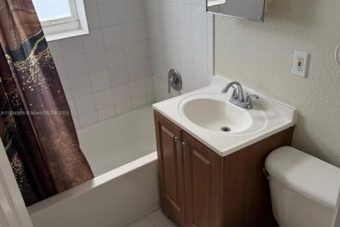 Townhouse in Miami, Florida 3 bedrooms, 106.84 sq.m. № 1932432 - photo 12