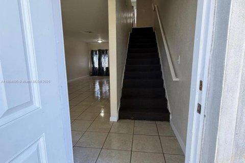 Townhouse in Miami, Florida 3 bedrooms, 106.84 sq.m. № 1932432 - photo 1