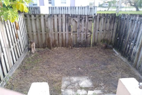 Townhouse in Miami, Florida 3 bedrooms, 106.84 sq.m. № 1932432 - photo 14