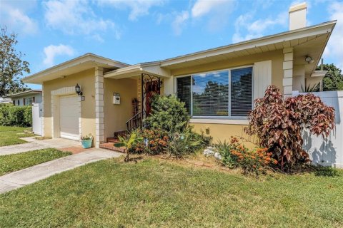 House in Saint Petersburg, Florida 2 bedrooms, 126.81 sq.m. № 1911665 - photo 2