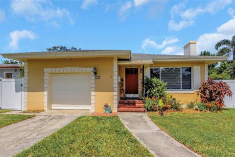 House in Saint Petersburg, Florida 2 bedrooms, 126.81 sq.m. № 1911665 - photo 1