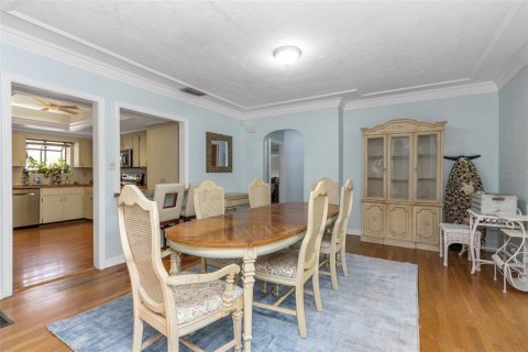 House in Saint Petersburg, Florida 2 bedrooms, 126.81 sq.m. № 1911665 - photo 9