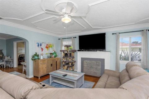 House in Saint Petersburg, Florida 2 bedrooms, 126.81 sq.m. № 1911665 - photo 4