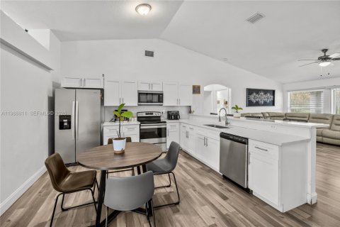 Villa ou maison à vendre à Port St. Lucie, Floride: 4 chambres, 194.17 m2 № 2051089 - photo 10