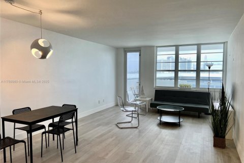 Снять в аренду кондоминиум в Майами-Бич, Флорида 1 спальня, 81.75м2, № 1865407 - фото 3