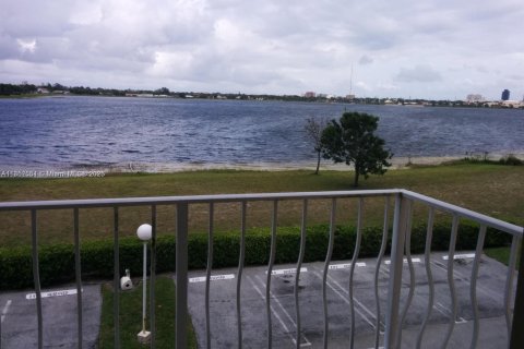 Copropriété à vendre à West Palm Beach, Floride: 1 chambre, 65.4 m2 № 1962620 - photo 1