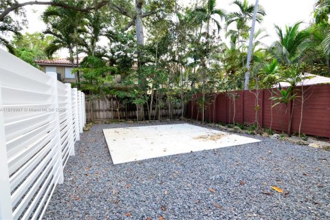 Снять в аренду виллу или дом в Майами, Флорида 2 спальни, 74.32м2, № 1921209 - фото 12