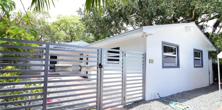 Дом в Майами, Флорида 2 спальни, 74.32м2 № 1921209