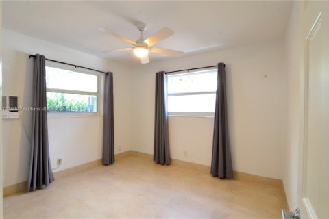 Снять в аренду виллу или дом в Майами, Флорида 2 спальни, 74.32м2, № 1921209 - фото 8