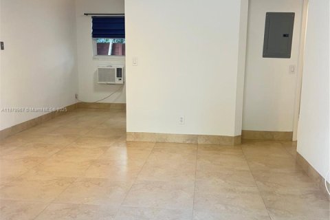 Снять в аренду виллу или дом в Майами, Флорида 2 спальни, 74.32м2, № 1921209 - фото 22