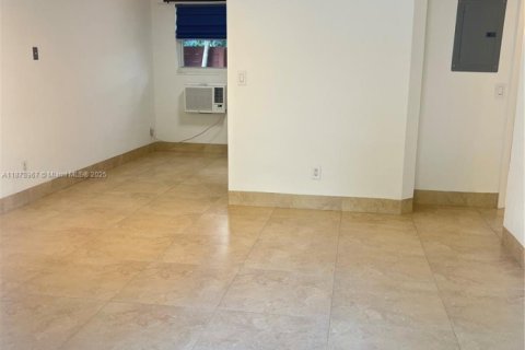 Снять в аренду виллу или дом в Майами, Флорида 2 спальни, 74.32м2, № 1921209 - фото 21