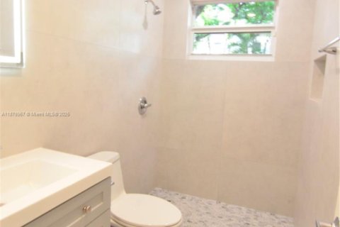 Снять в аренду виллу или дом в Майами, Флорида 2 спальни, 74.32м2, № 1921209 - фото 10