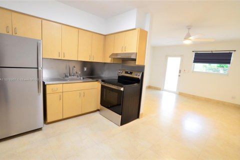 Снять в аренду виллу или дом в Майами, Флорида 2 спальни, 74.32м2, № 1921209 - фото 3