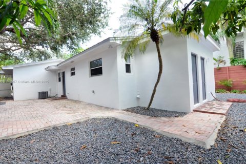 Снять в аренду виллу или дом в Майами, Флорида 2 спальни, 74.32м2, № 1921209 - фото 16