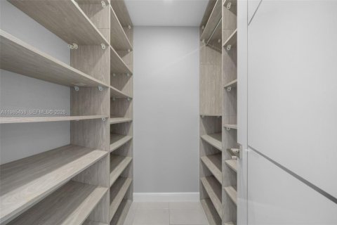 Condo in Hallandale Beach, Florida, 2 bedrooms  № 2047010 - photo 11