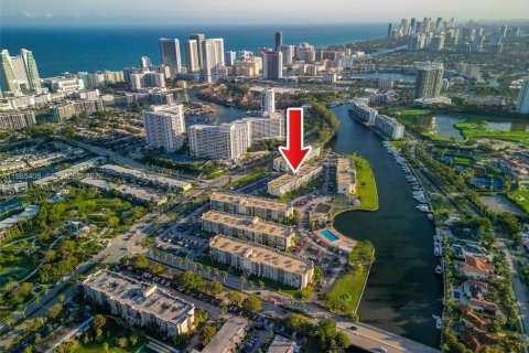 Condo in Hallandale Beach, Florida, 2 bedrooms  № 2047010 - photo 26