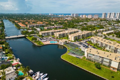 Condo in Hallandale Beach, Florida, 2 bedrooms  № 2047010 - photo 29