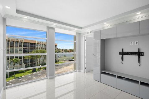 Condo in Hallandale Beach, Florida, 2 bedrooms  № 2047010 - photo 5