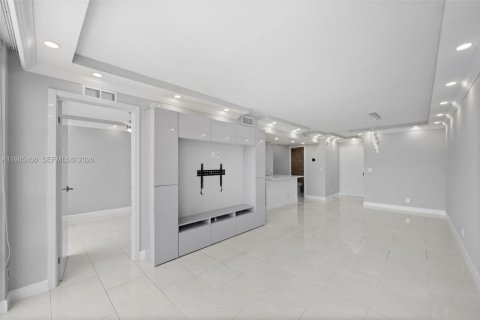 Condo in Hallandale Beach, Florida, 2 bedrooms  № 2047010 - photo 6