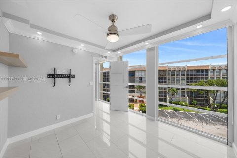Condo in Hallandale Beach, Florida, 2 bedrooms  № 2047010 - photo 13