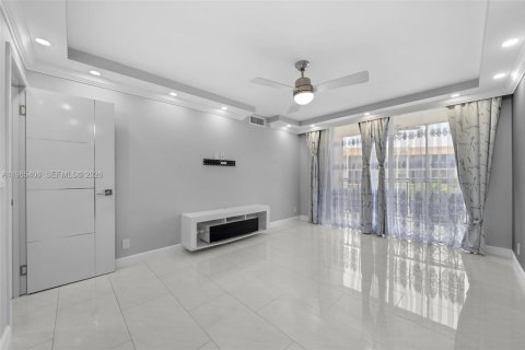 Condo in Hallandale Beach, Florida, 2 bedrooms  № 2047010 - photo 17