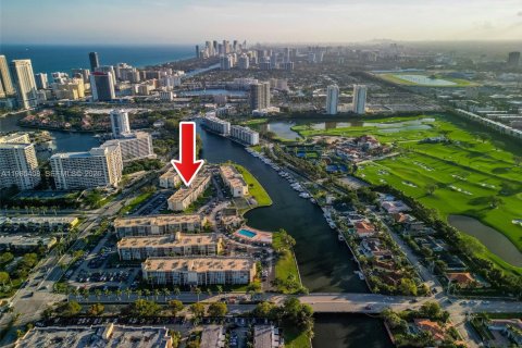 Condo in Hallandale Beach, Florida, 2 bedrooms  № 2047010 - photo 3