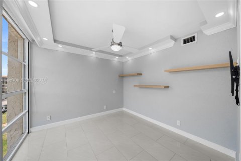 Condo in Hallandale Beach, Florida, 2 bedrooms  № 2047010 - photo 12