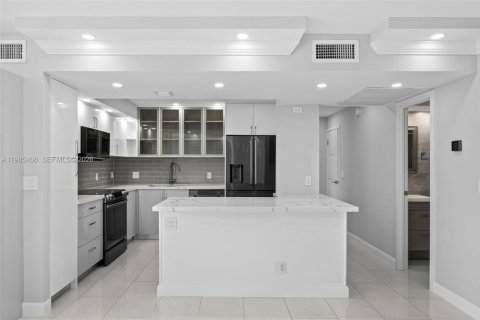 Condo in Hallandale Beach, Florida, 2 bedrooms  № 2047010 - photo 8