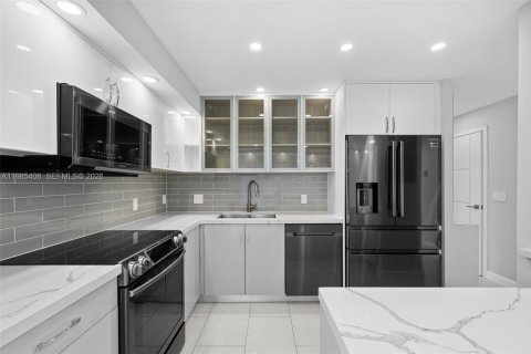 Condo in Hallandale Beach, Florida, 2 bedrooms  № 2047010