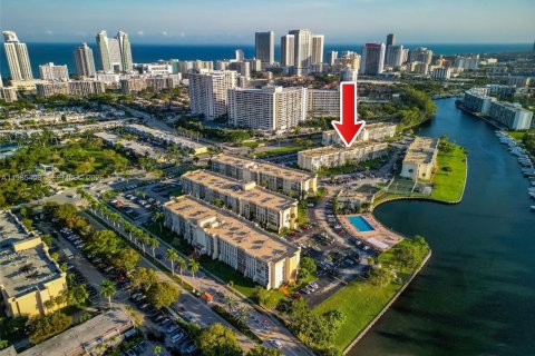 Condo in Hallandale Beach, Florida, 2 bedrooms  № 2047010 - photo 27